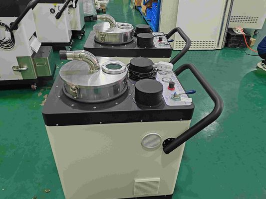 この 強力 な 泥 清掃 機 を 用い て 液体 タンク を 徹底 的 に 清める